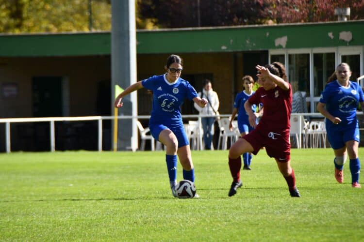 Un instante del duelo entre Burgos y Cuéllar./CD CUÉLLAR