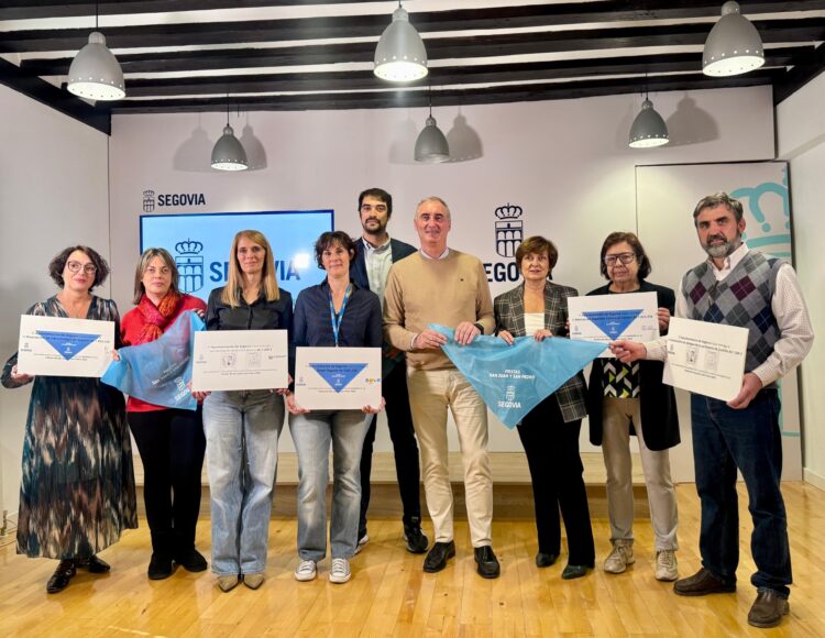 Mazarías junto a las asociaciones beneficiarias. /AYUNTAMIENTO DE SEGOVIA