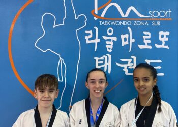 La comitiva del club segoviano posa con las medallas./RM SPORT