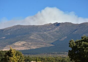 Imagen del incendio aproximándose a la provincia de Segovia en las primeras horas. /ALEJANDRO MARTÍN