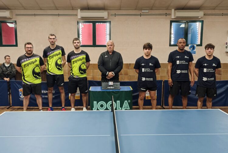 Los jugadores del equipo segoviano antes del encuentro frente a Vilagarcía./SEGHOS ETM