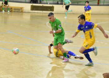 Una acción del duelo entre jugadores del Cuéllar Cojalba y Villaquilambre./CD CUÉLLAR