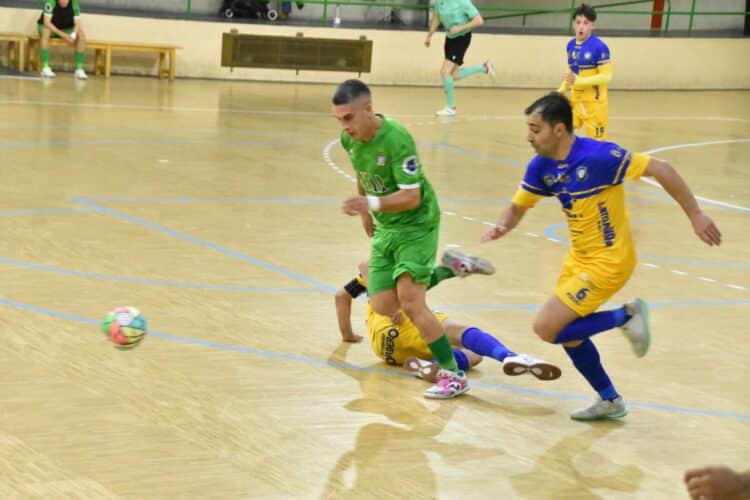 Una acción del duelo entre jugadores del Cuéllar Cojalba y Villaquilambre./CD CUÉLLAR