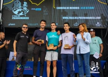 Carlos Velasco posa en el podio en Oviedo./TRAIL DEL PRERROMÁNICO OVIEDO