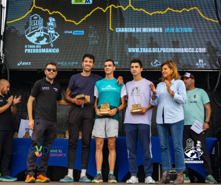 Carlos Velasco brilla en el Trail Prerrománico de Oviedo y en el Gran Trail de Peñalara 1 Carlos Velasco posa en el podio en Oviedo./TRAIL DEL PRERROMÁNICO OVIEDO
