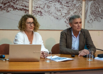 Susana Moreno, decana de los arquitectos de Castilla y León, junto a Alberto López Estebaranz, presidente de la delegación segoviana, en la charla de este martes. / Héctor Criado