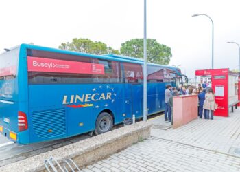 Autobús esperando a pasajeros tras la inauguración de una de las nuevas marquesinas. Héctor Criado.