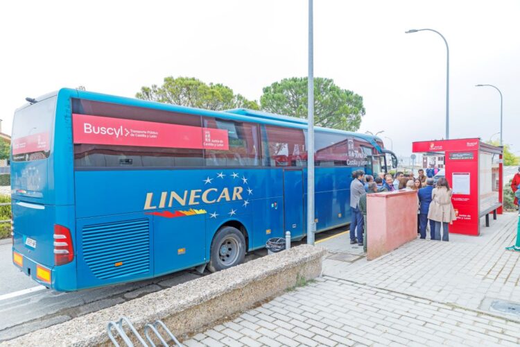 Más de 22.000 segovianos ya han solicitado la tarjeta Buscyl 1 Autobús esperando a pasajeros tras la inauguración de una de las nuevas marquesinas. Héctor Criado.
