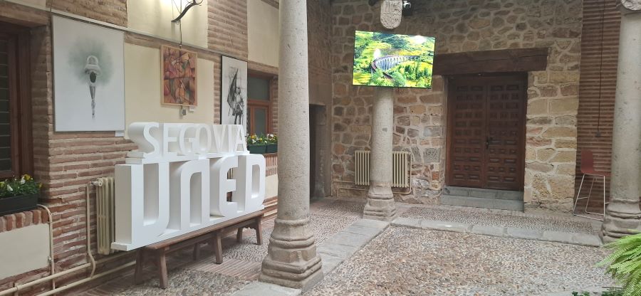 Patio interior del Centro Asociado a la UNED en Segovia, en la Plaza Colmenares, 1. /E.A.