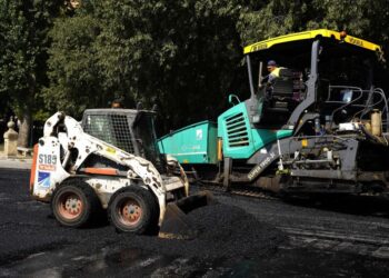 Obras de asfaltado en la Cuesta de los Hoyos. / MARIO ANTÓN LOBO