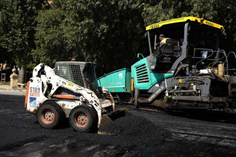 La Consejería de Movilidad contempla una inversión de 8 millones de euros en carreteras en la provincia 1 Obras de asfaltado en la Cuesta de los Hoyos. / MARIO ANTÓN LOBO