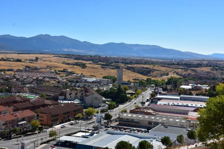 La Lastrilla, el municipio con mayor renta bruta media por habitante de la provincia 1 Vista aérea de La Lastrilla y El Sotillo, municipio que cuenta con 4.903 empadronados a fecha de hoy / A.M.