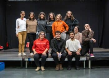 Grupo de adultos del Taller Municipal de Teatro, antes de su ensayo semanal, en la Sala Expresa de la Cárcel-Centro Creación. / HÉCTOR CRIADO