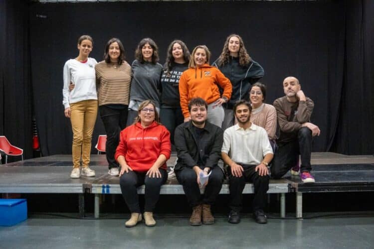 Grupo de adultos del Taller Municipal de Teatro, antes de su ensayo semanal, en la Sala Expresa de la Cárcel-Centro Creación. / HÉCTOR CRIADO