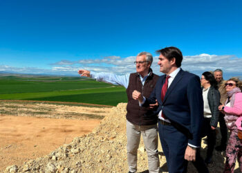 El consejero de Medioambiente, Vivienda y Ordenación del Territorio, Juan Carlos Suárez-Quiñones en la visita al polígono de ‘Los Hitales’.