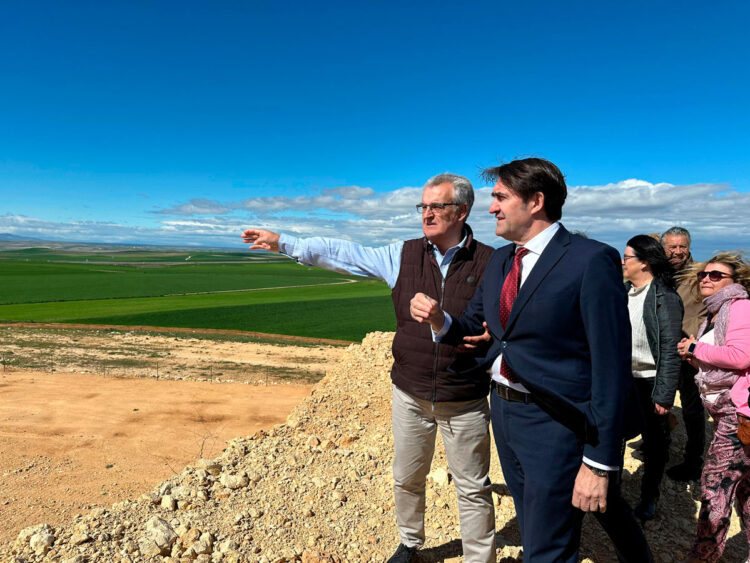 Hasta 13 nuevos parques industriales para reforzar el tejido empresarial de la región 1 El consejero de Medioambiente, Vivienda y Ordenación del Territorio, Juan Carlos Suárez-Quiñones en la visita al polígono de ‘Los Hitales’.