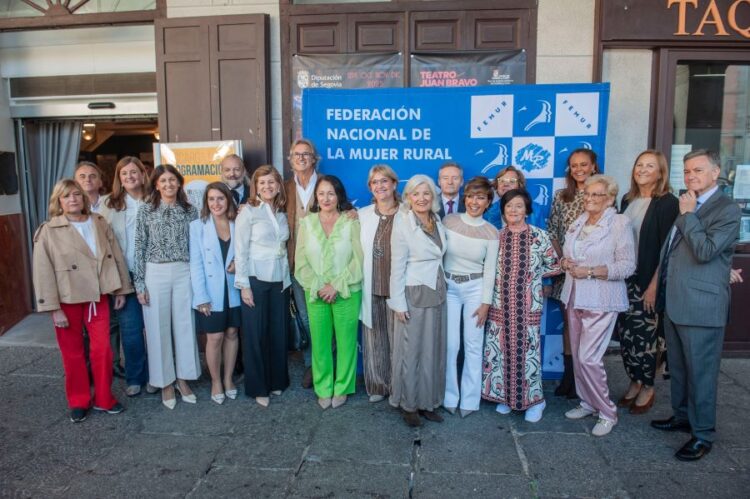 El Teatro Juan Bravo acogió esta mañana la celebración de la XIX edición de los Premios Nacionales por la Igualdad Mujer y Hombre de FEMUR. / DIPUTACION