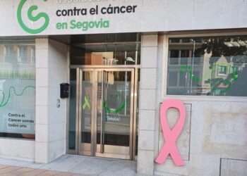 La sede de la Asociación Española contra el Cáncer en Segovia asume un compromiso especial para visibilizar el cáncer de mama femenino y masculino. / AECC