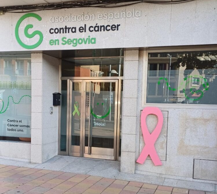 La sede de la Asociación Española contra el Cáncer en Segovia asume un compromiso especial para visibilizar el cáncer de mama femenino y masculino. / AECC