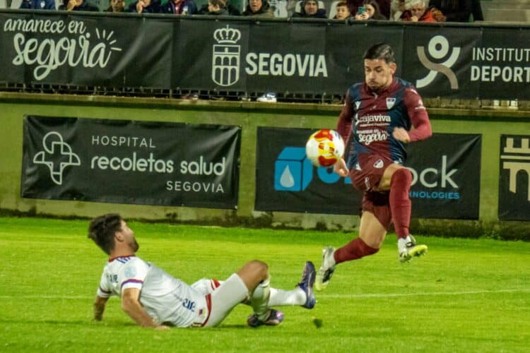 La Segoviana se alía con la suerte para liderar la liga 1 De esta manera consiguió Ivo el gol que le dio de la victoria a la Segoviana. / HÉCTOR CRIADO