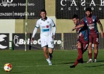Manu entrega el balón a un compañero durante el encuentro jugado en La Albuera por la Segoviana frente al Coruxo./ JUAN MARTÍN-G. SEGOVIANA