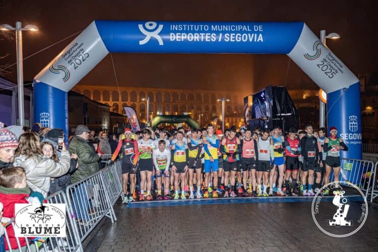 La San Silvestre calienta motores 1 Participantes en la San Silvestre, en el primer cajón de salida de la carrera el pasado 31 de diciembre. / BLUME