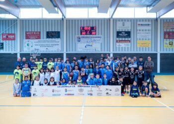 Foto de familia de los participantes en el Pequebasket que se celebró en La Lastrilla./ CD LA LASTRILLA