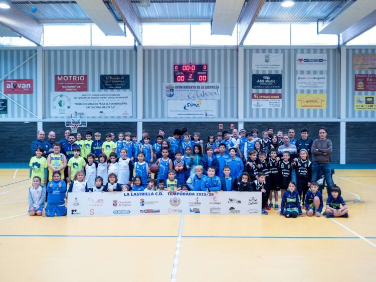 Foto de familia de los participantes en el Pequebasket que se celebró en La Lastrilla./ CD LA LASTRILLA
