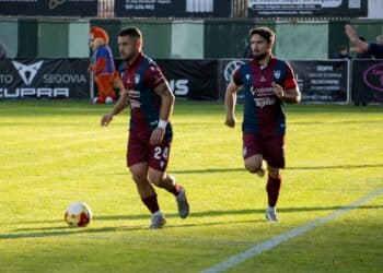 Pau Miguélez controla el balón, con Rubén doblándole por fuera. / HÉCTOR CRIADO