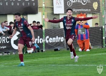 Jugadores y aficionados de la Gimnástica Segoviana celebran un gol. / JUAN MARTÍN-G. SEGOVIANA