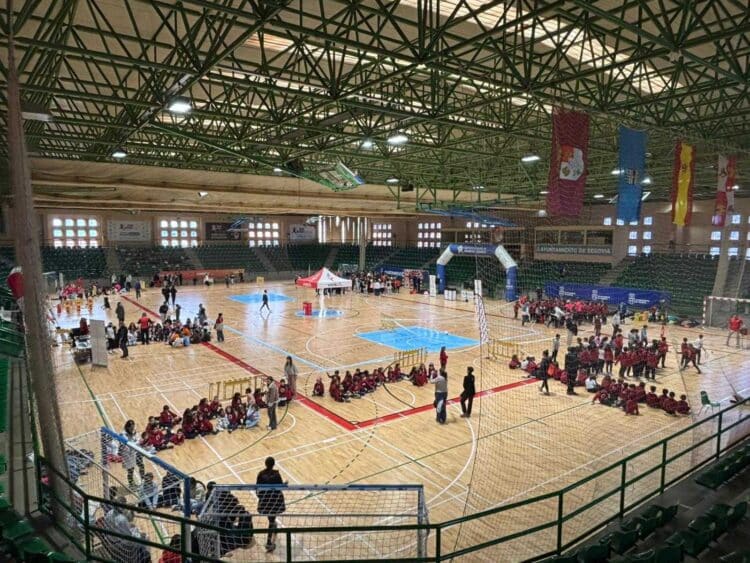 Imagen de la cancha del pabellón Pedro Delgado durante la actividad llevada a cabo con los escolares./ AYUNTAMIENTO