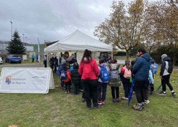 Escolares esperando su turno en la actividad de orientación que se llevó a cabo en El Berrocal. / DIPUTACIÓN
