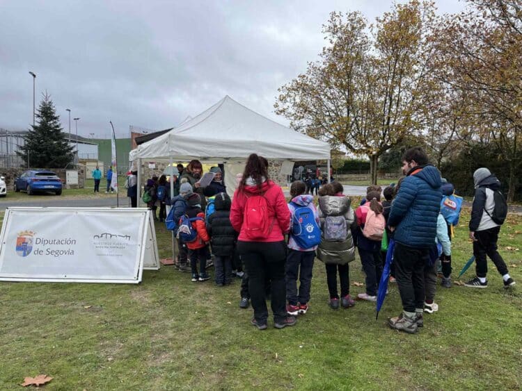 El Deporte Escolar disfruta del pádel y la orientación 1 Escolares esperando su turno en la actividad de orientación que se llevó a cabo en El Berrocal. / DIPUTACIÓN