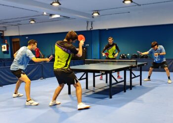 Los jugadores de Seghos ETM y Osoro, durante el calentamiento previo al partido./ CD SEGHOS