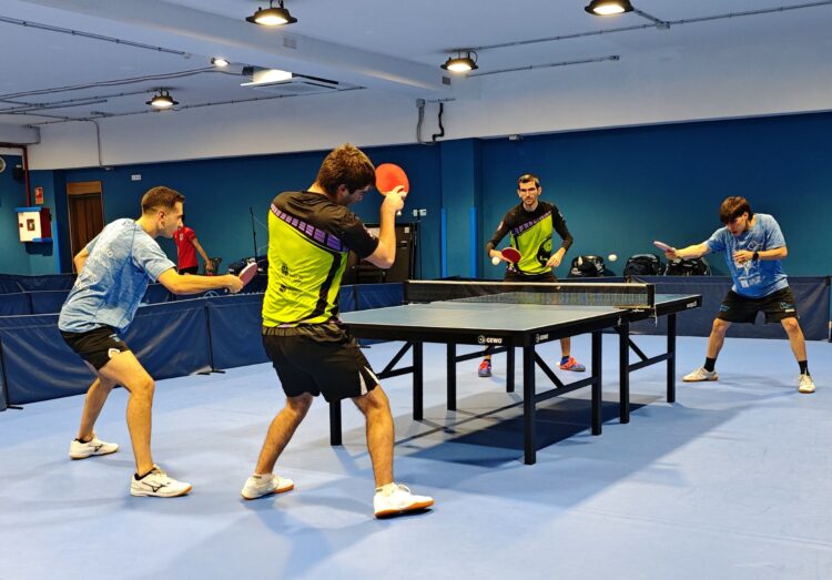 Los jugadores de Seghos ETM y Osoro, durante el calentamiento previo al partido./ CD SEGHOS