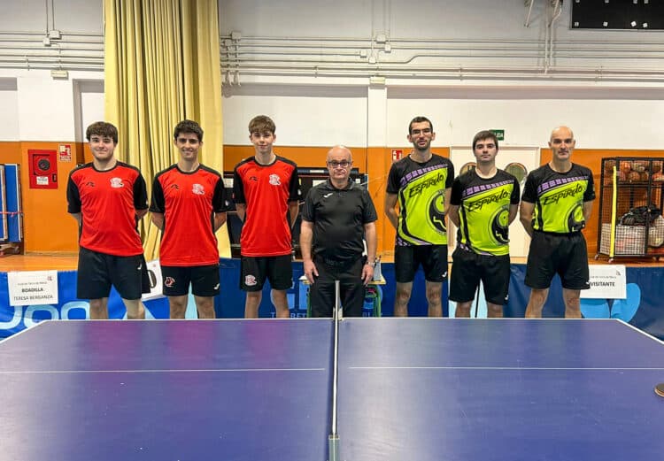 Los protagonistas del encuentro que jugó el conjunto segoviano en Boadilla del Monte./ SEGHOS