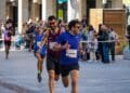Un sprint entre dos atletas en la pasada Carrera Monumental. / HÉCTOR CRIADO