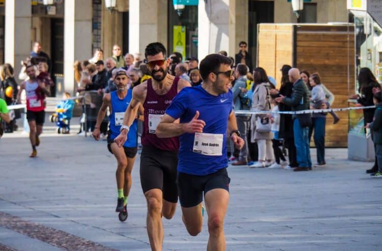 La SuperFast Innoporc promete marcas mínimas 1 Un sprint entre dos atletas en la pasada Carrera Monumental. / HÉCTOR CRIADO