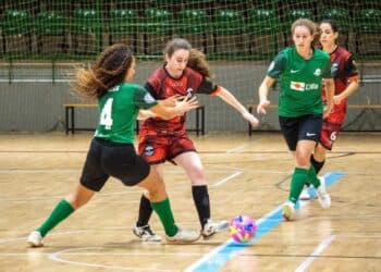 Valle intenta regatear a una rival en la imagen de archivo de un partido del Segosala. / HÉCTOR CRIADO