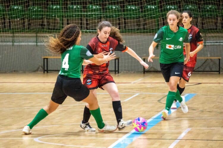 El Segosala hace gala de su pegada (4-1) 1 Valle intenta regatear a una rival en la imagen de archivo de un partido del Segosala. / HÉCTOR CRIADO