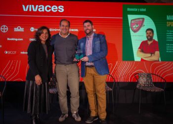 Mauro Martín (d), recogiendo el Premio Vivaces para el Club Deportivo Spordeporte./ SPORDEPORTE