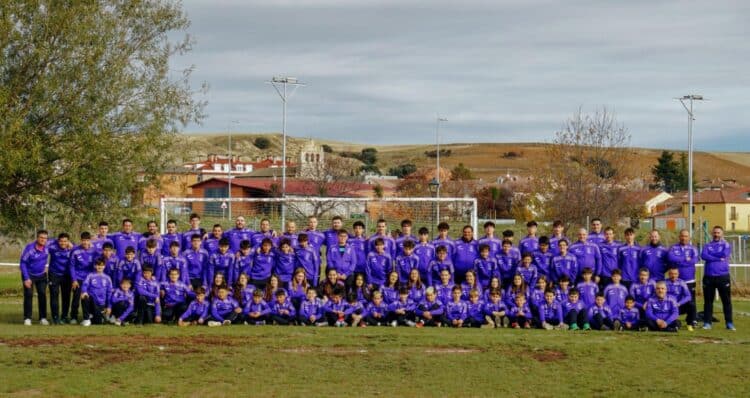 El Atlético Hontanares celebra sus quince años de vida con 120 integrantes 1 Foto de familia de los integrantes del club. / AT. HONTANARES