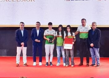 Integrantes del Lacerta recogiendo el certificado./ LACERTA