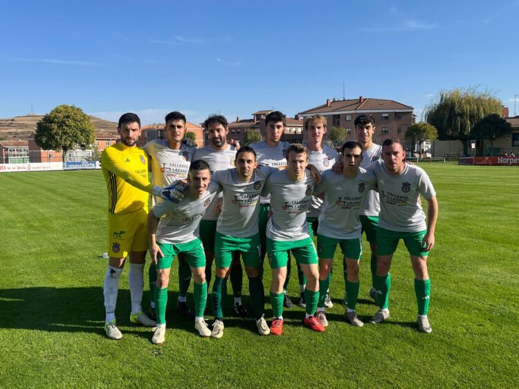 El Turégano se exhibe en Los Llanos y prolonga su liderato 1 Los jugadores del Turégano antes de un encuentro de la presente temporada./TURÉGANO CF