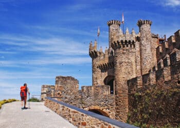 Imagen de un peregrino entrando en el Castillo de los Templarios de Ponferrada. ICAL.