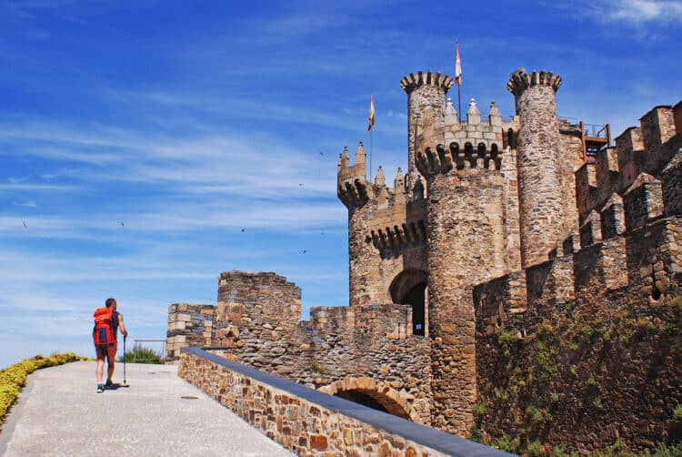 Imagen de un peregrino entrando en el Castillo de los Templarios de Ponferrada. ICAL.