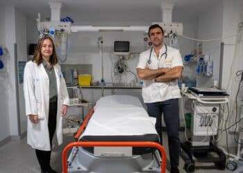 Ainhoa Narros y Pablo Alonso Chacón, en un box de Urgencias./ HÉCTOR CRIADO