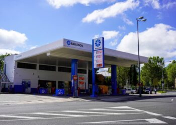 Estación de servicio de la compañía Ballenoil situada en la avenida Juan Carlos I, que marca uno de los precios más baratos de la ciudad. / HÉCTOR CRIADO