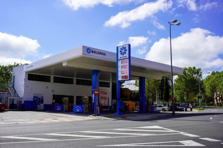 El precio medio de los carburantes mantiene su línea descendente desde 2022 1 Estación de servicio de la compañía Ballenoil situada en la avenida Juan Carlos I, que marca uno de los precios más baratos de la ciudad. / HÉCTOR CRIADO