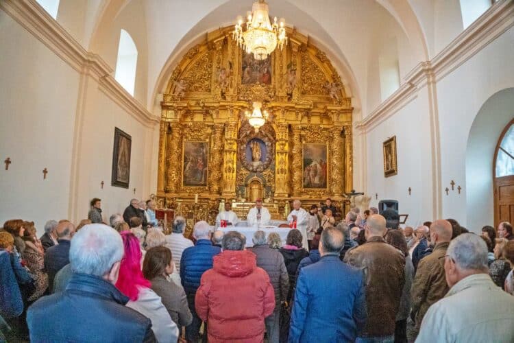 Misa de Difuntos oficiada por el obispo de Segovia./ HÉCTOR CRIADO